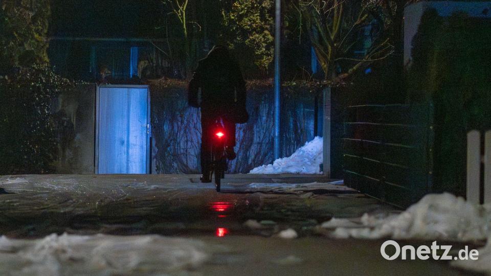 Der Weg zur Arbeit ist für viele derzeit anspruchsvoll - und manchmal mit Gefahren verbunden. Bild: Armin Weigel/dpa