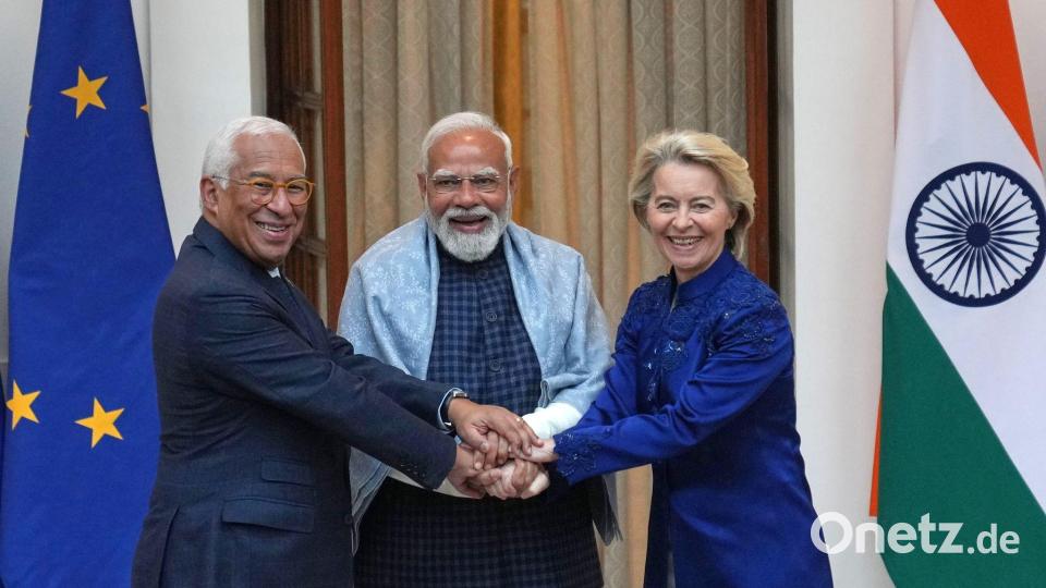 Feiern den erfolgreichen Abschluss der Freihandelsgespräche: EU-Ratspräsident António Costa (l), der indische Ministerpräsident Narendra Modi und EU-Kommissionspräsidentin Ursula von der Leyen. Bild: Manish Swarup/AP/dpa