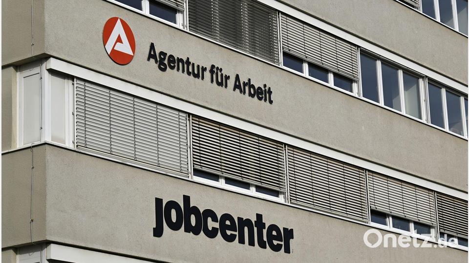 Jobcenter sollen zentrale Anlaufstelle für alle Bedürftige sein, die arbeiten können. (Symbolbild) Bild: Martin Schutt/dpa