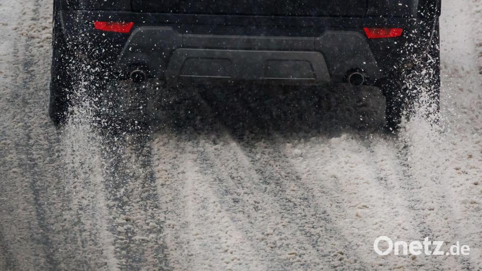 Schneeglätte brachte so manchen Autofahrer ins Schleudern. Bild: Daniel Karmann/dpa