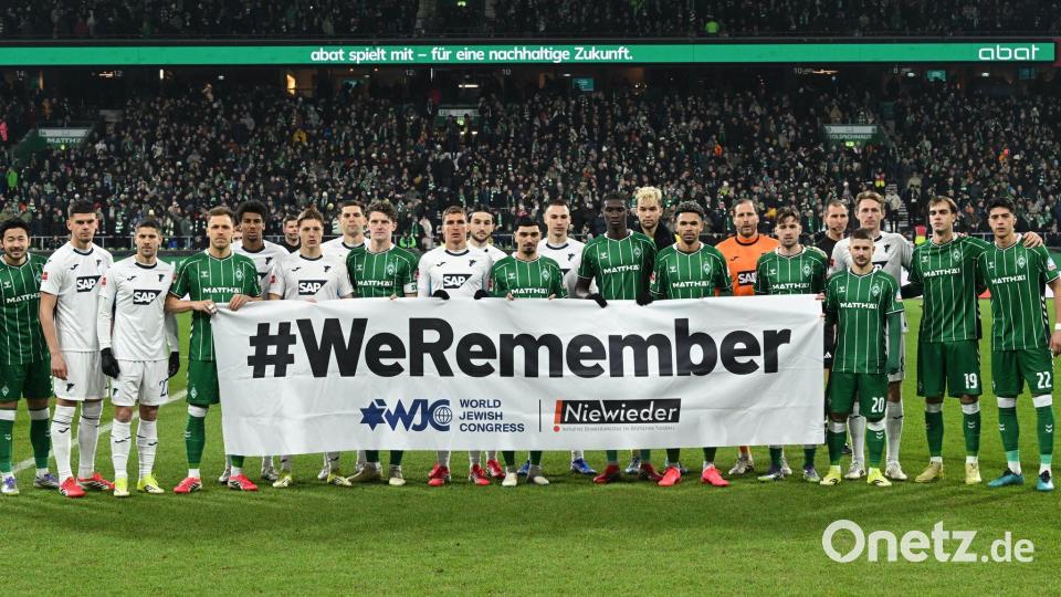 Gemeinsames Gedenken vor dem Anpfiff. Bild: Carmen Jaspersen/dpa