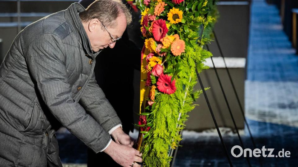 Alexander Dobrindt (CSU) nahm mit Kranzniederlegung zum Internationalen Tag des Gedenkens an die Opfer des Holocaust am Denkmal für die ermordeten Juden Europas teil. Bild: Christoph Soeder/dpa