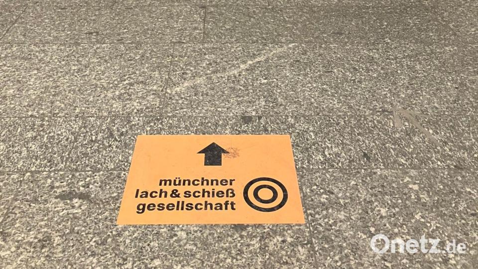 Wegweiser führen zur Bühne der Lach- und Schießgesellschaft im früheren Gasteig. Bild: Britta Schultejans/dpa