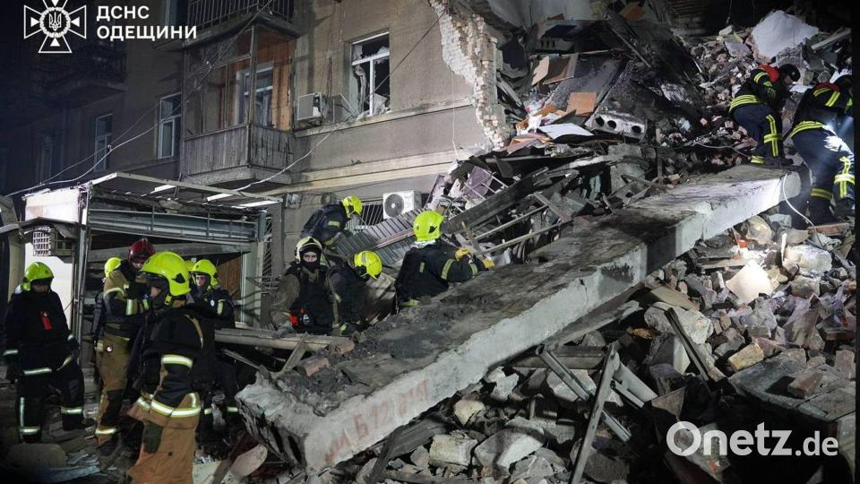 Rettungskräfte suchen in Odessa nach Verschütteten. Bild: Uncredited/Ukrainian Emergency Service/AP/dpa