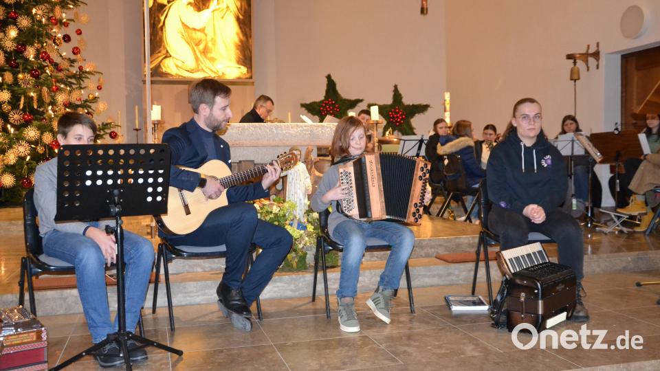 Pixners schwungvoller „Vierteljahrhundert Dreiviertler“ spielte mit der Steirischen Ludwig Ulschmid begleitet von Musikschulleiter Benedikt Scheidler. Bild: gi