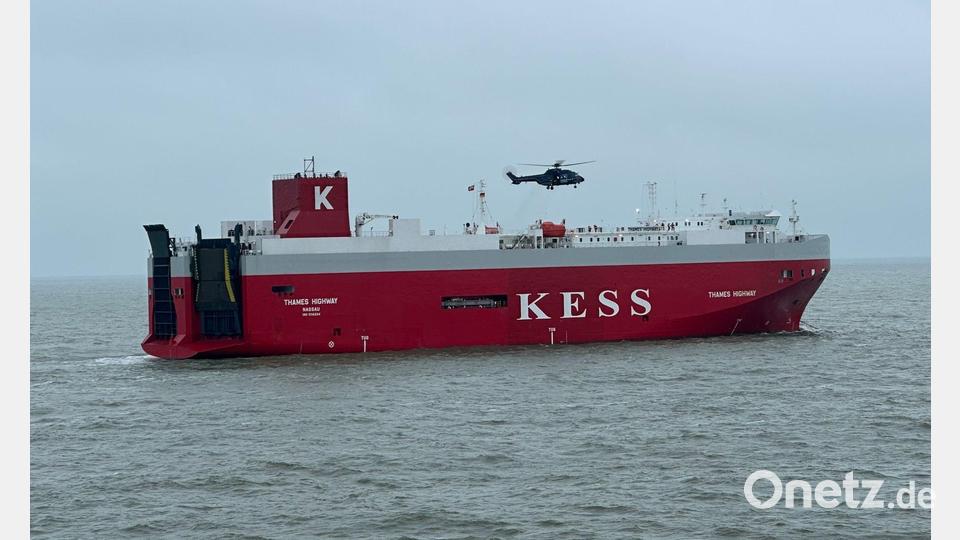 Der Frachter wurde zurück in den Emder Hafen geschleppt. Bild: --/Havariekommando/dpa