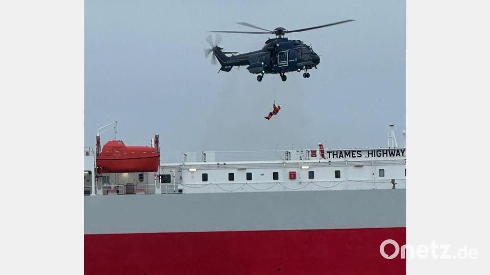 Einsatzkräfte wurden per Helikopter an Land gebracht. Bild: --/Havariekommando/dpa