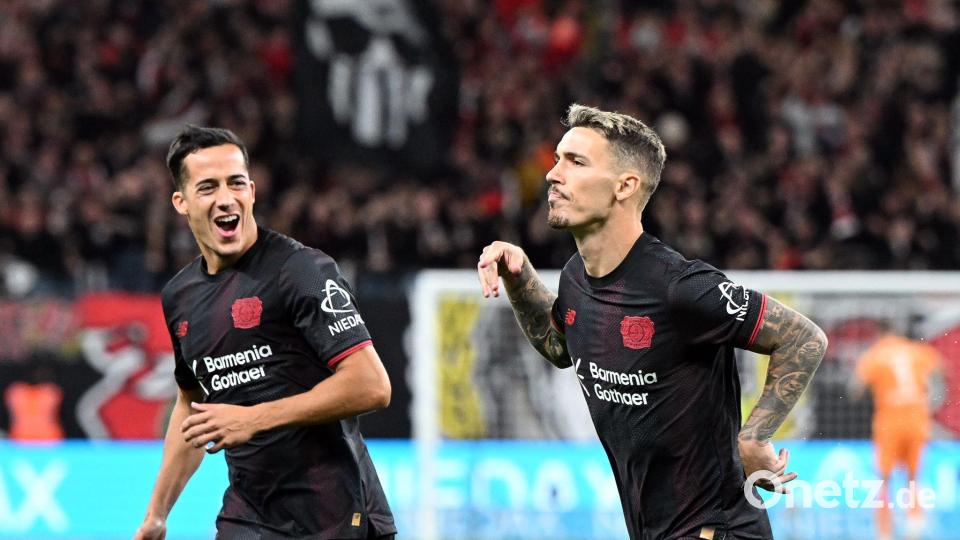 Die Spanier Alejandro Grimaldo und Lucas Vázquez. (Archivbild) Bild: Federico Gambarini/dpa