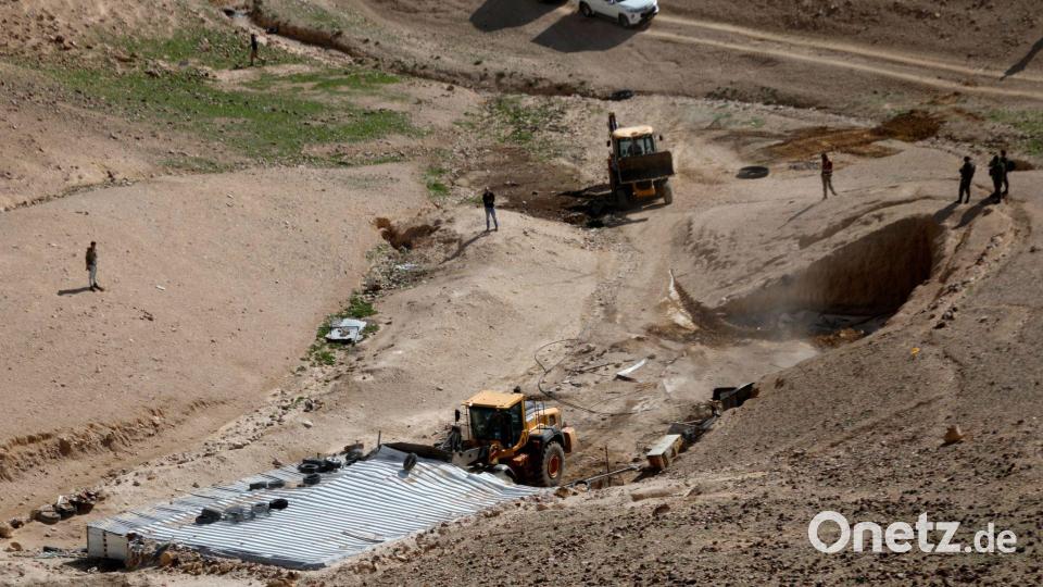 Militärbulldozer reiß ein Haus in den Beduinengebieten südlich der Westbankstadt Hebron ab. Bild: Mamoun Wazwaz/XinHua/dpa
