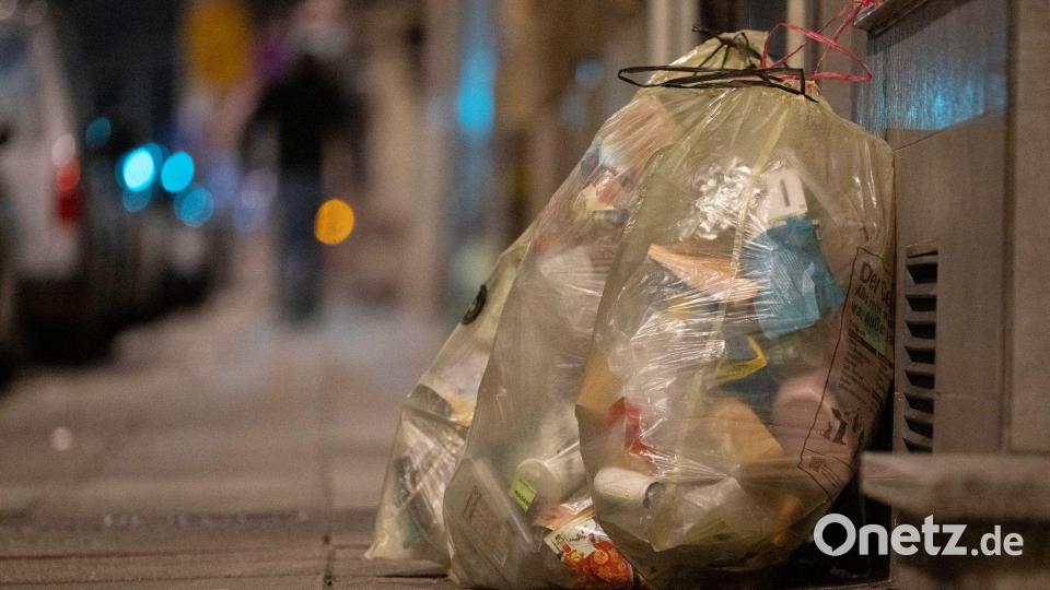 Rein in den Gelben Sack, damit der Müll später recycelt werden kann: Plastikmüll an einer Straße in Deutschland. Bild: Marjian Murat/dpa