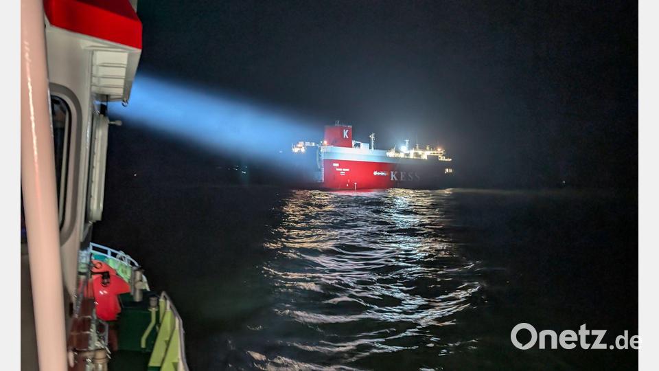Die ersten Einsatzkräfte erreichten gegen Mitternacht den Frachter. Bild: -/DGzRS/dpa