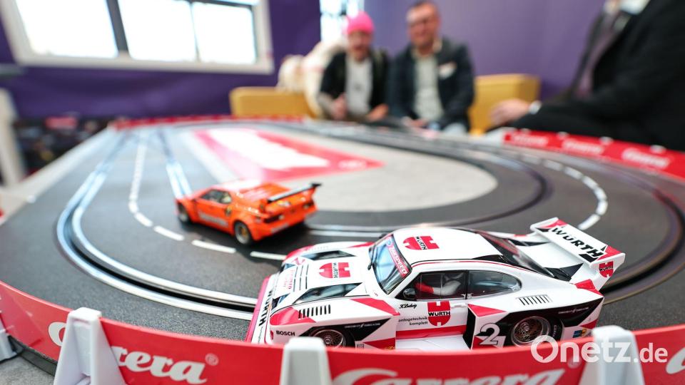 Rennautos gehören zu den Spielzeugen, für die sich Erwachsene interessieren. Bild: Daniel Karmann/dpa