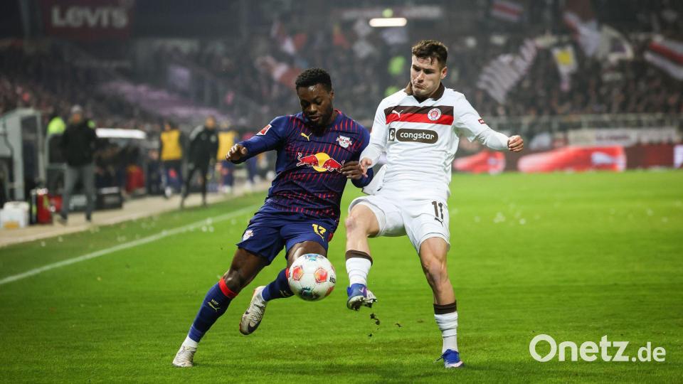 Leipzigs Ridle Baku (l) und St. Paulis Arkadiusz Pyrka kämpfen um den Ball. Bild: Christian Charisius/dpa