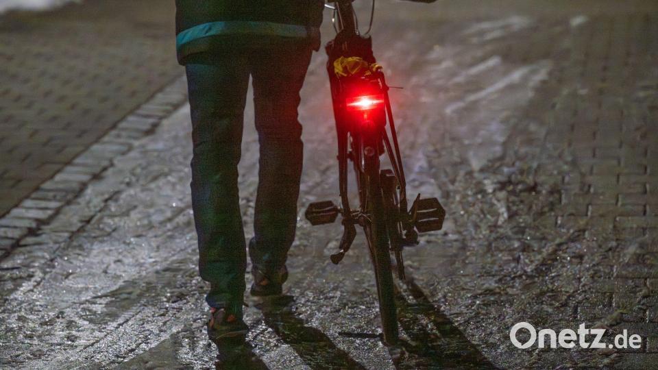 Bei Glatteis besser absteigen und schieben. Bild: Armin Weigel/dpa