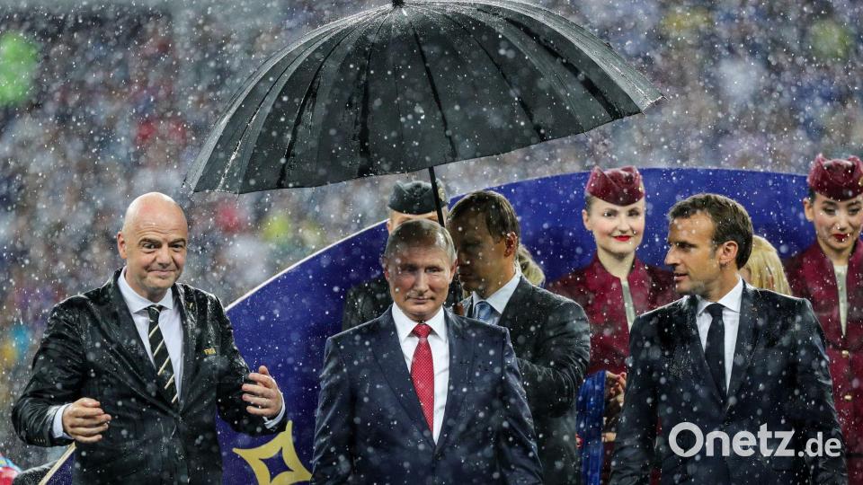Putin ließ nach dem WM-Finale 2018 in Moskau alle im Regen stehen - auch Infantino. (Archivbild) Bild: Christian Charisius/dpa