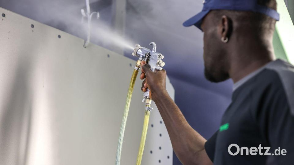 Ein Beschäftigrer aus Gambia in einer Firma in Deutschland. (Archivbild) Bild: Jan Woitas/dpa