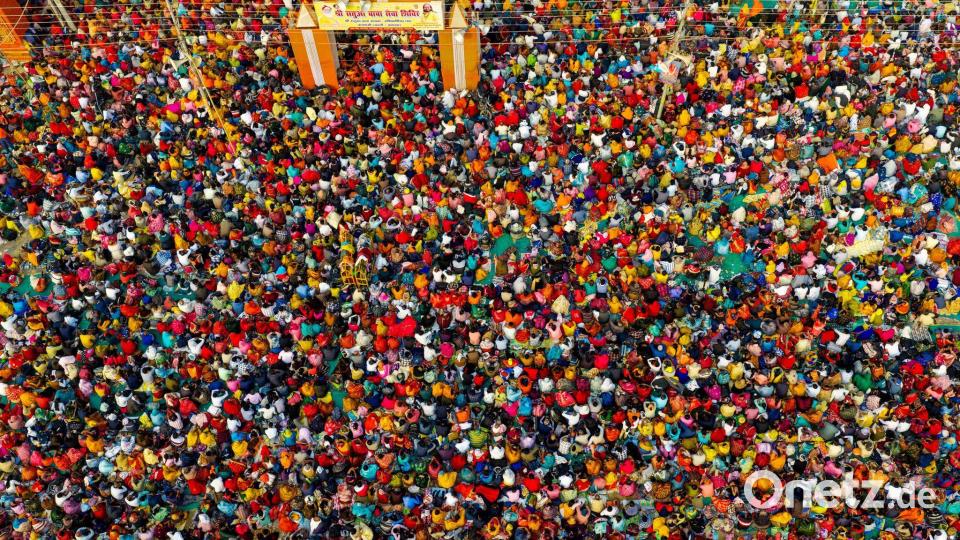 Hindus beim Magh Mela-Fest Bild: Rajesh Kumar Singh/AP/dpa
