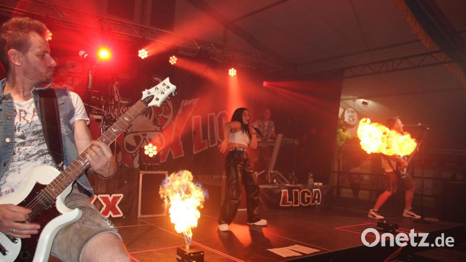 Die Band beeindruckte mit einer fulminanten Feuershow auf der Bühne. Bild: kro