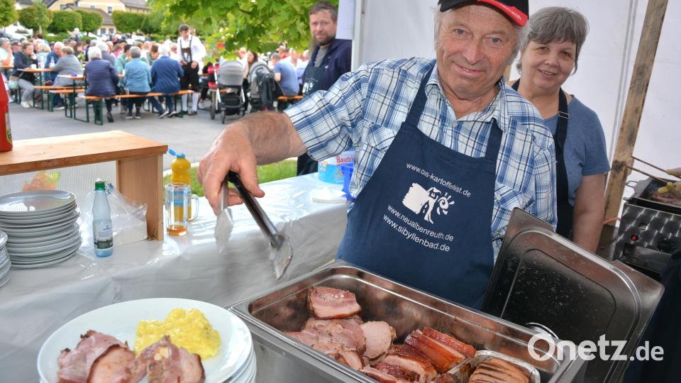 Frisch zubereitet der Surbraten mit Kartoffelsalat Bild: jr
