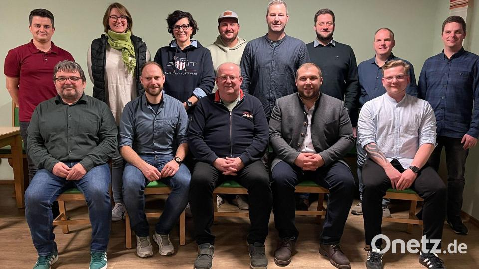 Stehend von links: Alexander Zühlke, Anja Obermeier, Uta Prechtl, Paul Karl, Stephan Schatz, Johannes Bayern, Christoph Bierner, Tobias Wagner. Sitzend von links: Jürgen Vetter, Thomas Kiener, Franz Jauernig, Christoph Scharf, Daniel Vetter Bild: Gisela Eckl