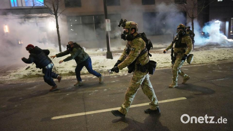 ICE-Beamte setzen auch Tränengas ein. Bild: Adam Gray/AP/dpa