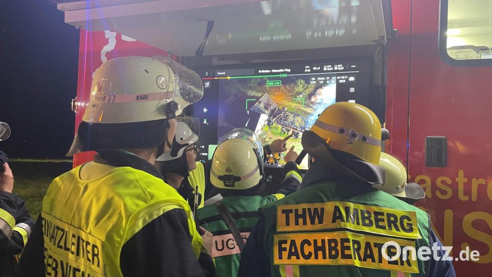 Die Fachgruppe Drohne (hier ein Symbolbild der Feuerwehr Kümmersbruck) kann aus der Luft perfekte Bilder anfertigen, den Überblick über den Einsatzort gewährleisten und Brandnester besser identifizieren. Die Drohnenbilder werden auf einen Einsatzwagen übertragen und am Bildschirm ausgewertet. Symbolbild: Kreisbrandinspektion Amberg-Sulzbach