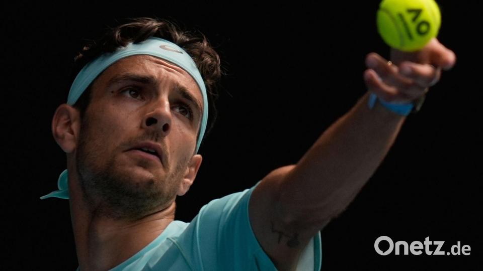 Lorenzo Musetti wurde gegen Novak Djokovic von einer Verletzung gestoppt. Bild: Asanka Brendon Ratnayake/AP/dpa