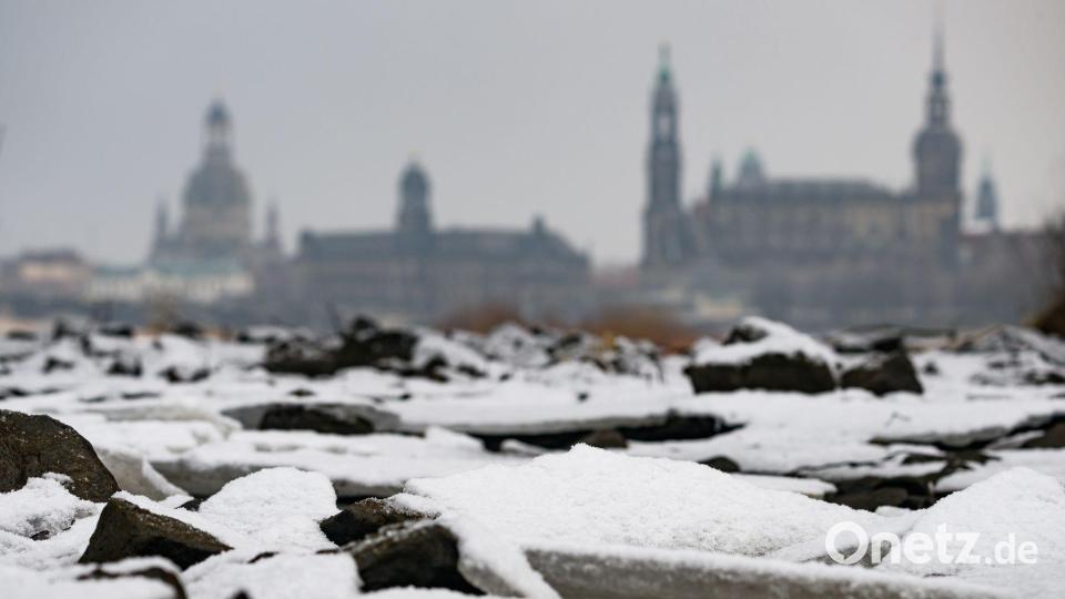 Eine Schneedecke und strenger Bodenfrost können dafür sorgen, dass weniger Tauwasser in die Böden sickert - das verschärfe die Trockenheit weiter, sagte Hydrologe Marx. (Archivbild) Bild: Robert Michael/dpa