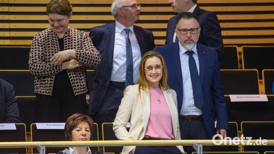 Kathleen Schulze war auf der Besuchertribüne dabei, als ihr Mann zum Ministerpräsidenten gewählt wurde. Bild: Klaus-Dietmar Gabbert/dpa