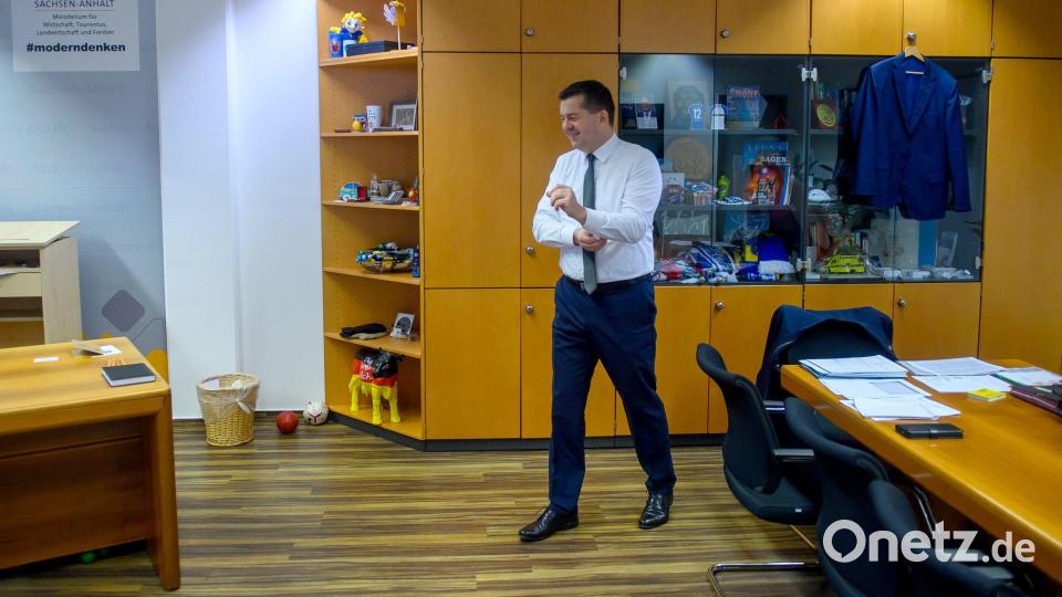 Bälle neben dem Schreibtisch: Sven Schulze (CDU). Bild: Klaus-Dietmar Gabbert/dpa