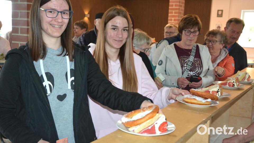 Großer Andrang am Kuchenbuffet. Bild: jr