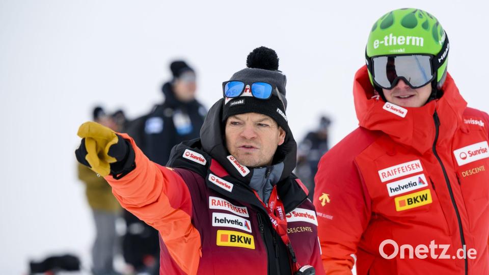 Der Schweizer Abfahrtstrainer Reto Nydegger (links) mit Weltmeister Franjo von Allmen. (Archivbild) Bild: Jean-Christophe Bott/KEYSTONE/dpa