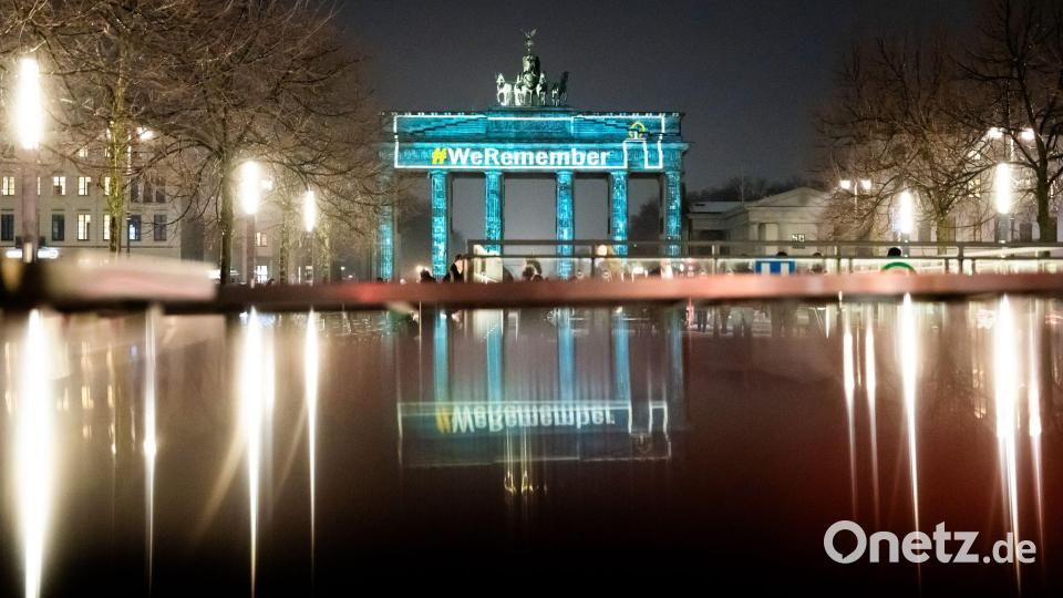 Der Hashtag „#WeRemember“ wird anlässlich des Internationalen Tags des Gedenkens an die Opfer des Holocaust auf das Brandenburger Tor projiziert. Bild: Christoph Soeder/dpa