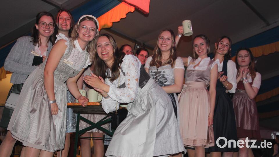 Die Wondreber Festdamen verbreiteten Party-Stimmung. Bild: kro