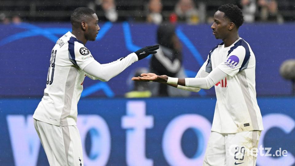 Der Ex-Frankfurter Randal Kolo Muani (l) erzielte das 1:0 für Tottenham gegen die Eintracht. Bild: Uwe Anspach/dpa