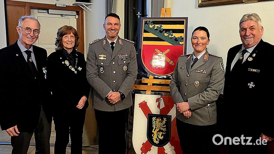 Zahlreiche Gäste aus der Kommunalpolitik, von Sicherheitsbehörden, Vereinen, den Reservistenkameradschaften und Oberbürgermeister Jens Meyer folgten der Einladung der Bundeswehr zum Neujahrsempfang. Im Bild von links Peter Ertl (7er-Kameradschaft), Franziska Ertl (Frauensprecherin), OTL Stefan Zadlo, Kommandeur PzArtBtl 131, OTL Hekja Werner, Kommandeurin PzArtBtl 375 und Alfons Betzl (7er-Kameradschaft). Bild: Hans Jürgen Gmeiner