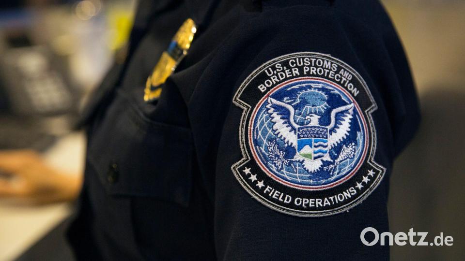 CBP-Beamte entscheiden über die Einreise in die USA. (Archivbild) Bild: Glenn Fawcett/CBP/Department of Homeland Security/dpa-tmn