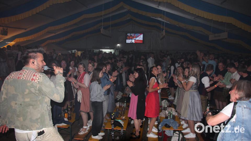 Das Festzelt war voll. Das Publikum sang und klatschte bei jedem Song mit. Bild: kro