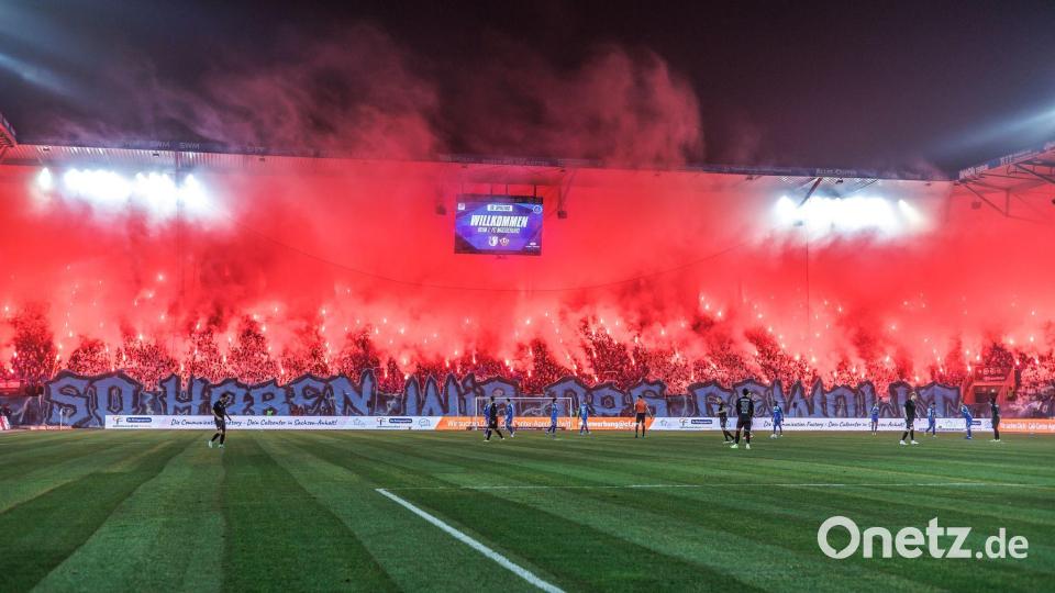 Beim Spiel zwischen dem 1. FC Magdeburg und Dynamo Dresden war es am Samstagabend zu massiven Ausschreitungen gekommen. (Archivbild) Bild: Andreas Gora/dpa