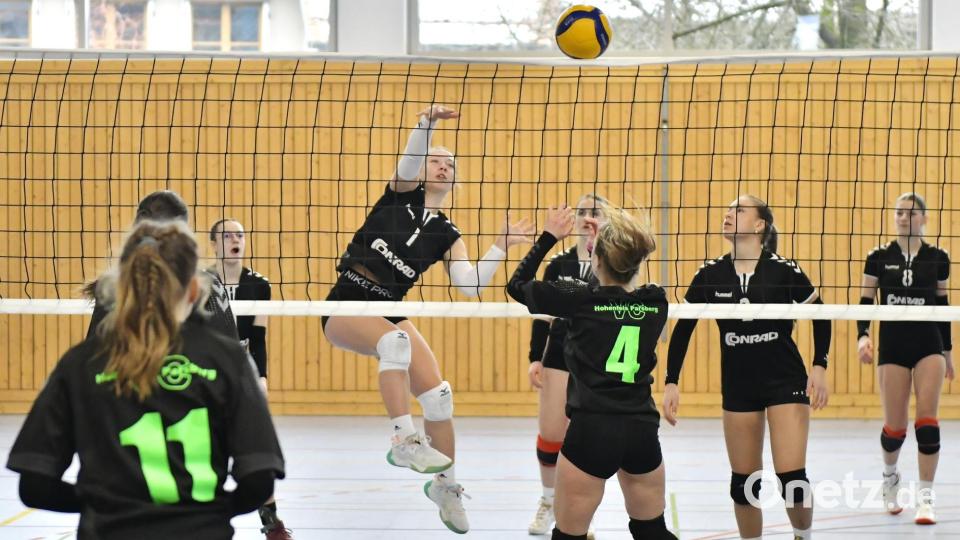 Katharina Winkler vom SV Hahnbach beim Schmetterball: Die Hahnbacher U18-Volleyballerinnen wurden bei der Bezirksmeisterschaft Zweiter und qualifizierten sich für die "Nordbayerische". Bild: Hubert Ziegler