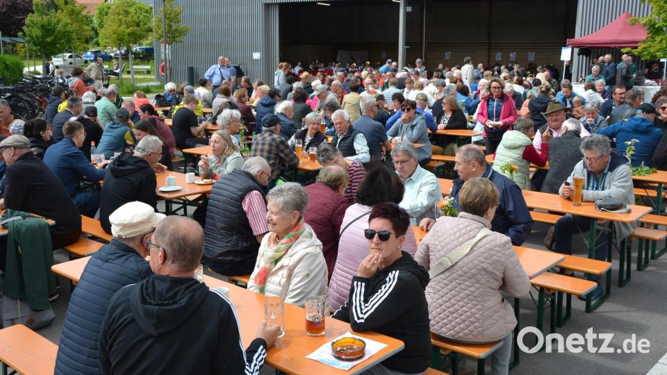 Bestens besucht war am Donnerstag das 2. Zoigl- und Vatertagsfest des Tourismusverein Bad Neualbenreuth am Freizeitareal. Bild: jr