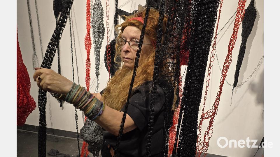 Verhäkelte Fäden stehen bei Belle Shafir nicht nur bei der "Ariadne"-Installation für die Stadtgalerie Amberg im Zentrum ihrer künstlerischen Arbeit. Bild: Belle Shafir/exb