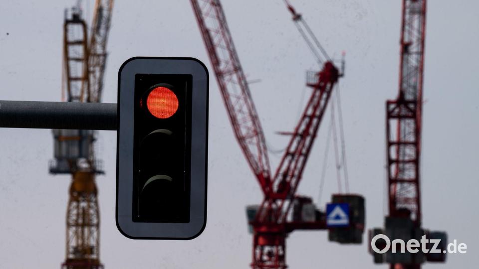 Es sieht wieder etwas schlechter aus. Die Bundesregierung senkt die Wachstumsprognose für dieses Jahr. (Symbolbild) Bild: Soeren Stache/dpa