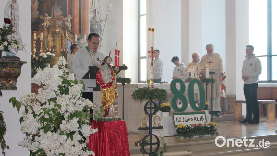 Co-Vorsitzender Alexander Wolf begrüßt die Besucher des Jubiläumsgottesdienstes in der voll besetzten Burkhardsreuther Pfarrkirche. Bild: bjp