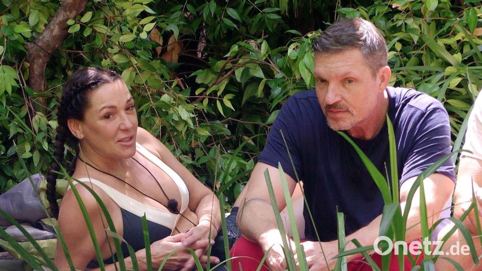 Ballack und Krüger blicken mit Verwunderung auf die Jugend. Bild: RTL/dpa