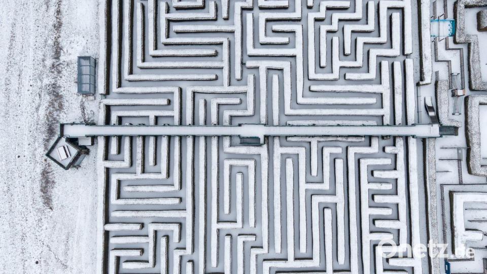 Verschneiter Irrgarten Bild: Sebastian Kahnert/dpa