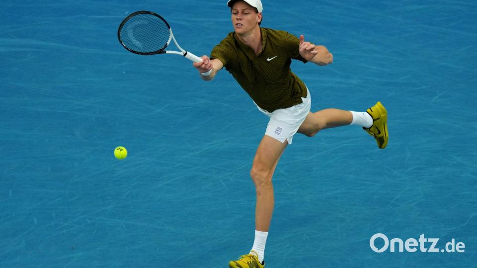 Titelverteidiger Jannik Sinner trifft im Halbfinale von Melbourne auf Novak Djokovic. Bild: Dar Yasin/AP/dpa