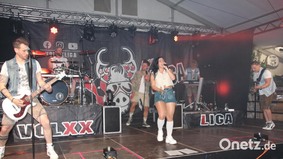 Die sechsköpfige Band "Volxxliga" heizte das Festzelt ein. Bild: kro