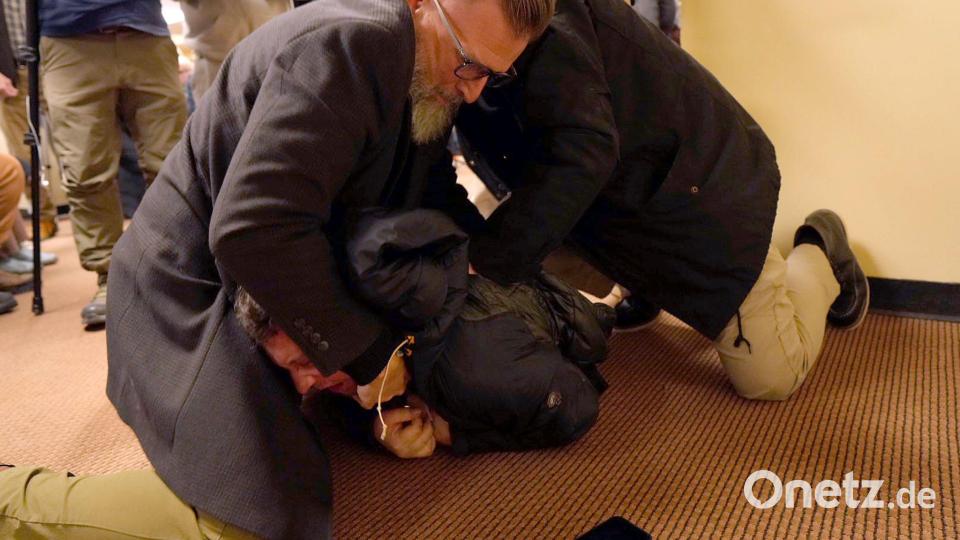 Sicherheitskräfte brachten den Angreifer schnell unter Kontrolle. Bild: Richard Tsong-Taatarii/Star Tribune via AP/dpa