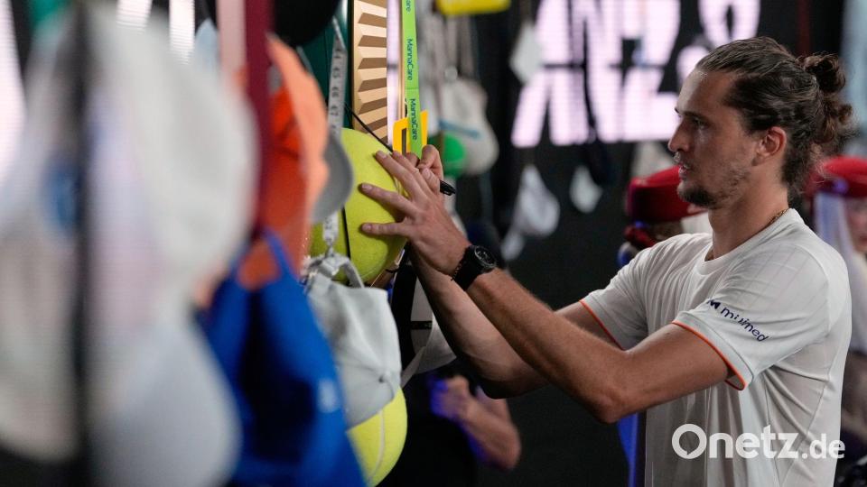 Alexander Zverev trifft im Halbfinale von Melbourne auf Carlos Alcaraz. Bild: Aaron Favila/AP/dpa